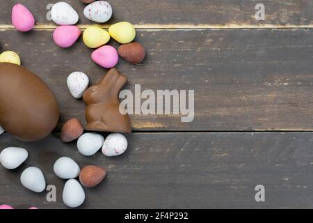Bunte Schokolade Ostereier mit Kaninchen auf Holz vintage Hintergrund. Stockfoto