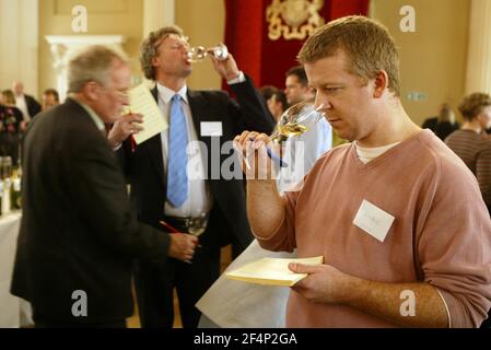 Das Champagne Information Bureau jährliche Champagner-Verkostung in der Banqueting Hall in Westminster, London pic David Sandison statt Stockfoto