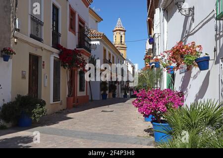 Die alten historischen Straßen von Estepona an der Costa Del Sol in Spanien Stockfoto