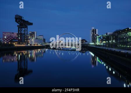 Nacht Blick auf den Clyde Arc oder Squinty Brücke aus dem Osten und den Fluss Clyde, Glasgow, Schottland