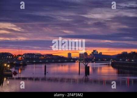 Tolle Aussicht auf den Fluss Clyde und den Sonnenuntergang Himmel, Glasgow, Schottland Stockfoto