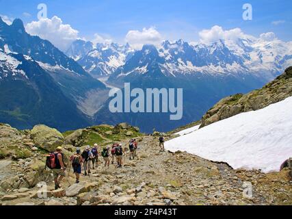 Wanderer auf einem Höhenweg am Fuße des Mont Blanc-Massivs. Stockfoto