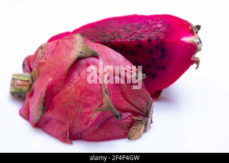 Saftig geschnittene Früchte von essbaren Drachenfrucht Kaktus, pitahaya - auf weißem Hintergrund, Textur aus nächster Nähe Stockfoto