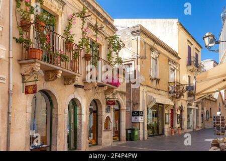 Am frühen Morgen entlang der Hauptstraße in alten Taormina, Sizilien, Italien Stockfoto