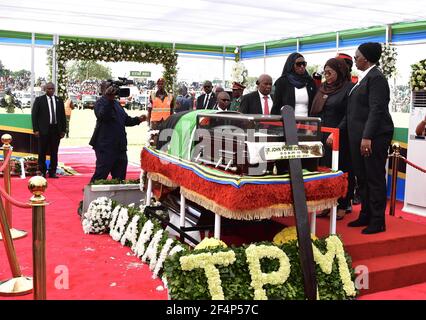 Dodoma, Tansania. März 2021, 22nd. Die tansanische Präsidentin Samia Suluhu Hassan (2nd R, Front) würd den ehemaligen tansanischen Präsidenten John Magufuli am 22. März 2021 in Dodoma, der Hauptstadt Tansanias, zu ihrem Respekt. Tansania veranstaltete am Montag im Jamhuri-Stadion in Dodoma ein Staatsbegräbnis für John Magufuli, an dem afrikanische Führer, Vertreter und andere Würdenträger teilnahmen. Magufuli, 61, starb am 17. März an einem Herzleiden in der Handelshauptstadt dar es Salaam. (Tansania State House/Handout via Xinhua) Quelle: Xinhua/Alamy Live News Stockfoto