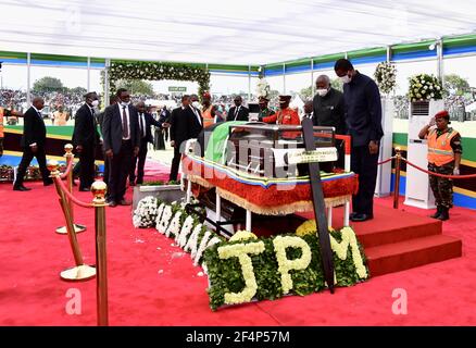 Dodoma, Tansania. März 2021, 22nd. Der sambische Präsident Edgar Lungu (2nd R) würdigete dem ehemaligen tansanischen Präsidenten John Magufuli am 22. März 2021 in Dodoma, der Hauptstadt Tansanias, seinen Respekt. Tansania veranstaltete am Montag im Jamhuri-Stadion in Dodoma ein Staatsbegräbnis für John Magufuli, an dem afrikanische Führer, Vertreter und andere Würdenträger teilnahmen. Magufuli, 61, starb am 17. März an einem Herzleiden in der Handelshauptstadt dar es Salaam. (Tansania State House/Handout via Xinhua) Quelle: Xinhua/Alamy Live News Stockfoto