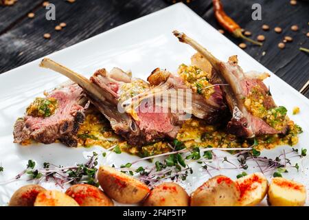 Geröstetes Lammrippenschnitzel mit Babykartoffeln Stockfoto