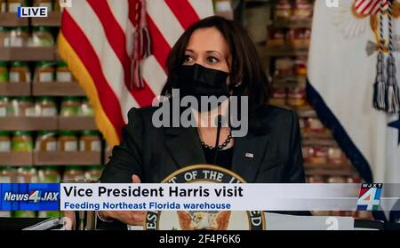 22. März 2021, Jacksonville Florida, USA - Vizepräsidentin KAMALA HARRIS nimmt an einem Rundtisch bei der Fütterung Nordost Florida während ihrer eintägigen Reise nach Jacksonville Teil. Früher am Tag besuchte sie eine FEMA-Impfstelle. (Bild: © News4jax/ZUMA Wire) Stockfoto