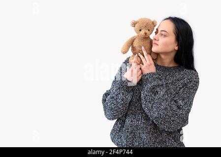 Junge Frau mit Teddybär, isoliert auf weißem Hintergrund Stockfoto