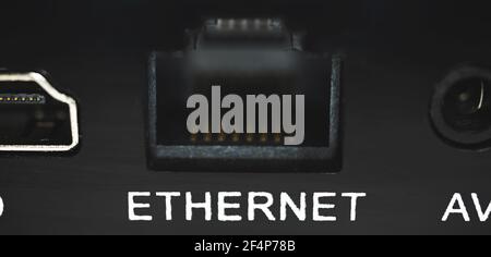 Anschließen des Netzwerkkabels, nahaufnahme des ethernet-Anschlusses Stockfoto