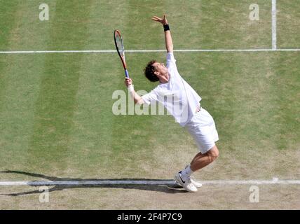 WIMBLEDON TENNIS CHAMPIONSHIPS 2008. 6TH TAG 28/6/2008 ANDY MURRAY WÄHREND SEINES SPIELS MIT TOMMY HAAS. BILD DAVID ASHDOWN Stockfoto