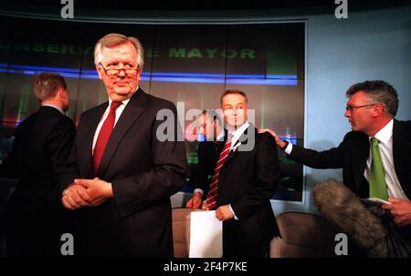 Lord Archer Konservativer Kandidat für London Mayor 1999 Lord Archer Wird als konservativer Kandidat für den Bürgermeister von London gewählt Im Konservativen Zentralamt stieg die Pressekonferenz in Anarchie ab Als die beiden Kandidaten Steven Norris und Lord Archer gingen Right weigerte sich, Fragen ZU beantworten EIN Reporter bestiegen die Bühne Und überreden Lord Archer in einem Versuch, ihn zu fragen Eine Frage Stockfoto