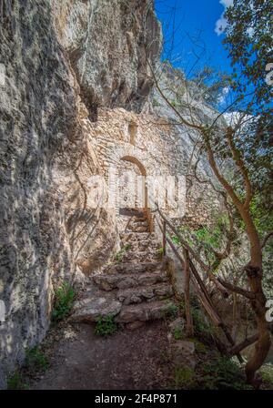 Revotano und Eremo di San Leonardo (Roccantica, Italien) - die spektakulären Attraktionen in Sabina Berg: Die surreale grüne Karst Sinkhole Stockfoto