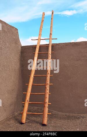 Holzleiter zum Himmel, angelehnt an die lehmwand von Taos Pueblo Stockfoto