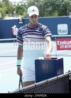 Miami, Vereinigte Staaten Von Amerika. März 2021, 22nd. MIAMI GARDENS, FL - MÄRZ 22: Roberto CID Subervi (DOM) wird während der Männer Qualifying Singles 1st Runde bei den Miami Open am 22. März 2021 im Hard Rock Stadium in Miami Gardens, FL gesehen. (Foto von Alberto E. Tamargo/Sipa USA) Quelle: SIPA USA/Alamy Live News Stockfoto