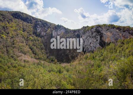 Revotano und Eremo di San Leonardo (Roccantica, Italien) - die spektakulären Attraktionen in Sabina Berg: Die surreale grüne Karst Sinkhole Stockfoto