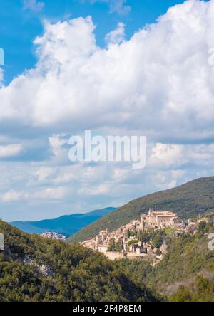 Revotano und Eremo di San Leonardo (Roccantica, Italien) - die spektakulären Attraktionen in Sabina Berg: Die surreale grüne Karst Sinkhole Stockfoto