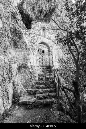 Revotano und Eremo di San Leonardo (Roccantica, Italien) - die spektakulären Attraktionen in Sabina Berg: Die surreale grüne Karst Sinkhole Stockfoto