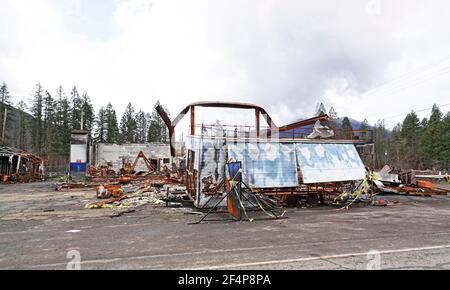 Die verkohlten Überreste der kleinen Dorfanlage von Blue River, Oregon, nach dem Waldbrand auf der Holiday Farm, der das McKenzie River Valley hinunter fegte Stockfoto