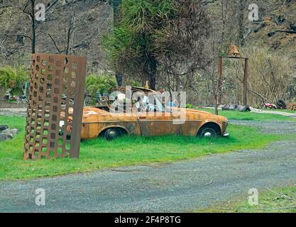 Die verkohlten Überreste der kleinen Dorfanlage von Blue River, Oregon, nach dem Waldbrand auf der Holiday Farm, der das McKenzie River Valley hinunter fegte Stockfoto