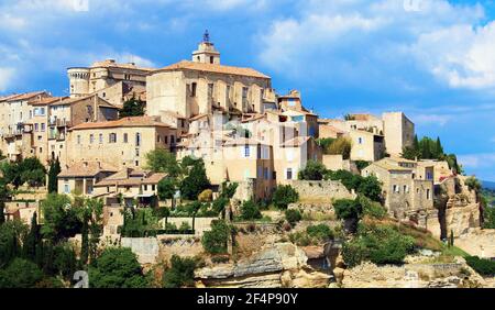 Das Dorf Gordes auf seiner felsigen Böschung. Stockfoto