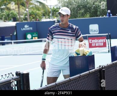 Miami, Vereinigte Staaten Von Amerika. März 2021, 22nd. MIAMI GARDENS, FL - MÄRZ 22: Roberto CID Subervi (DOM) wird während der Männer Qualifying Singles 1st Runde bei den Miami Open am 22. März 2021 im Hard Rock Stadium in Miami Gardens, FL gesehen. (Foto von Alberto E. Tamargo/Sipa USA) Quelle: SIPA USA/Alamy Live News Stockfoto