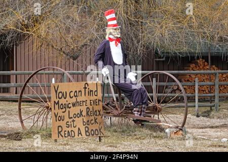 Eine selbstgewachsene Version von Dr. Seuss's Cat in the hat Charakter, errichtet auf einem Feld in der Nähe von Sisters, Oregon. Stockfoto