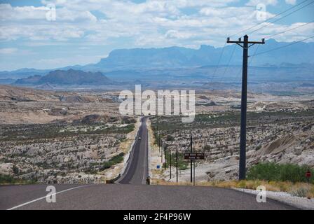 Gerade Straße im Big Bend Nationalpark Stockfoto