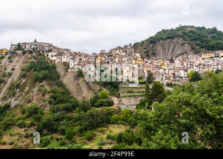 Blick auf das mittelalterliche Dorf Motta Sant' Anastasia in sizilien Stockfoto