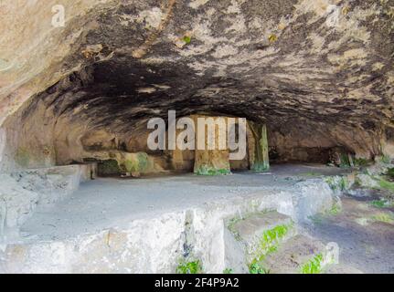 Revotano und Eremo di San Leonardo (Roccantica, Italien) - die spektakulären Attraktionen in Sabina Berg: Die surreale grüne Karst Sinkhole Stockfoto