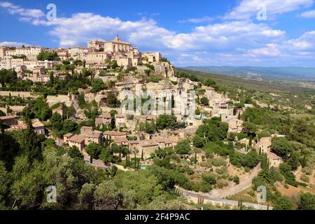 Das Dorf Gordes auf seiner felsigen Böschung. Stockfoto