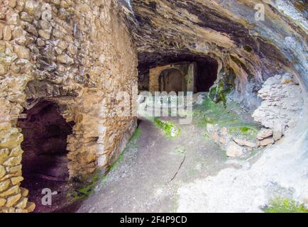 Revotano und Eremo di San Leonardo (Roccantica, Italien) - die spektakulären Attraktionen in Sabina Berg: Die surreale grüne Karst Sinkhole Stockfoto