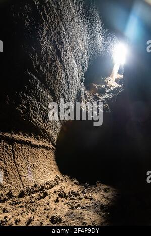 Blick von innen auf die vulkanische Höhle Serracozzo auf dem Ätna, Italien Stockfoto