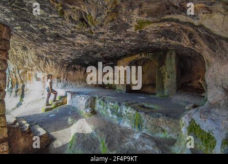 Revotano und Eremo di San Leonardo (Roccantica, Italien) - die spektakulären Attraktionen in Sabina Berg: Die surreale grüne Karst Sinkhole Stockfoto