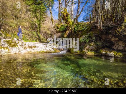 Revotano und Eremo di San Leonardo (Roccantica, Italien) - die spektakulären Attraktionen in Sabina Berg: Die surreale grüne Karst Sinkhole Stockfoto