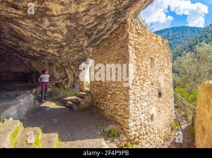 Revotano und Eremo di San Leonardo (Roccantica, Italien) - die spektakulären Attraktionen in Sabina Berg: Die surreale grüne Karst Sinkhole Stockfoto