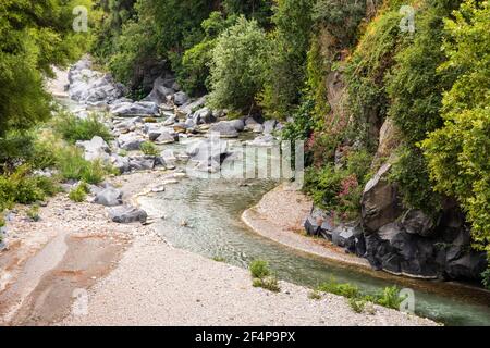 Basaltfelsen und unberührtes Wasser der Alcantara-Schluchten in Sizilien, Italien Stockfoto