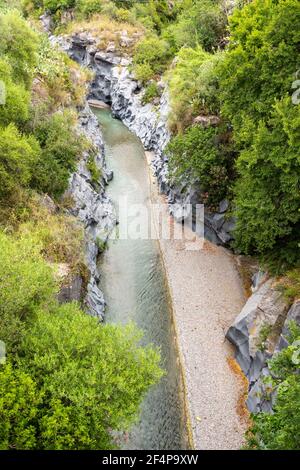 Basaltfelsen und unberührtes Wasser der Alcantara-Schluchten in Sizilien, Italien Stockfoto