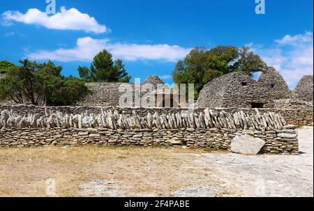 Dorf von bories in trockenen Steinen in Gordes in der Provence. Stockfoto