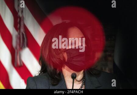 Jacksonville, Usa. März 2021, 22nd. Vizepräsidentin Kamala Harris nimmt an einer Diskussionsrunde zur Ernährungsunsicherheit im Gefolge der COVID-19-Pandemie bei der Fütterung von Nordost-Florida in Jacksonville, Florida, am Montag, den 22. März 2021 Teil. Vizepräsident Harris hob die Auswirkungen des amerikanischen Rettungsplans auf die Lebensmittelverteilung für Bedürftige hervor. Foto von Kevin Dietsch/UPI Kredit: UPI/Alamy Live News Stockfoto