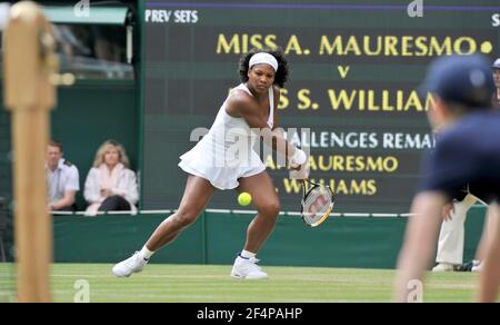 WIMBLEDON TENNIS CHAMPIONSHIPS 2008. 5TH TAG 27/6/2008 RODGER S.WILLIAMS WÄHREND IHRES 3ROUND SPIELS MIT A.MAURESMO. BILD DAVID ASHDOWN Stockfoto