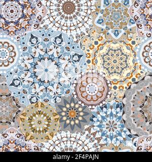 Nahtloses Muster mit floralem Mandala. Arabisches mehrfarbiges Ornament für den Druck auf Stoff-Erz-Papier. Stock Vektor