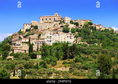 Das Dorf Gordes auf seiner felsigen Böschung. Stockfoto