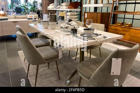 Orlando, FL USA- März 6, 2021 : EIN Esszimmer Tisch und Stühle Display in einem West Elm Midcentury modernen Möbelgeschäft in Orlando, Florida. Stockfoto