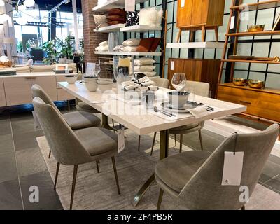Orlando, FL USA- März 6, 2021 : EIN Esszimmer Tisch und Stühle Display in einem West Elm Midcentury modernen Möbelgeschäft in Orlando, Florida. Stockfoto