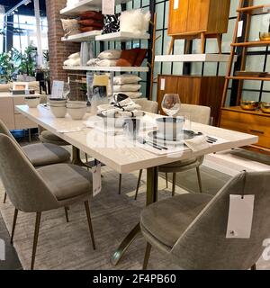 Orlando, FL USA- März 6, 2021 : EIN Esszimmer Tisch und Stühle Display in einem West Elm Midcentury modernen Möbelgeschäft in Orlando, Florida. Stockfoto