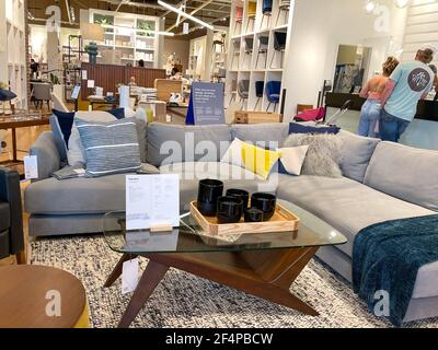 Orlando, FL USA - 6. März 2021 : EINE Sektioncouch und Tische in einem West Elm Midcentury Modern Furniture Store in Orlando, Florida. Stockfoto