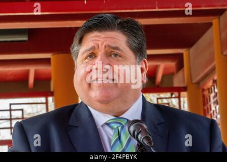 Chicago, IL, USA. März 2021, 22nd. Illinois Gov. JB Pritzker und Mitglieder der asiatisch-amerikanischen und pazifischen Inselgruppen halten eine Pressekonferenz in Chicagos Chinatown ab, um Rassismus zu verurteilen. Kredit: Dominic Gwinn/ZUMA Wire/Alamy Live Nachrichten Stockfoto