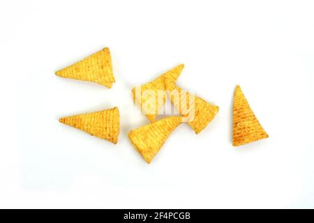 Kegelmais-Chips isoliert auf weißem Hintergrund Stockfoto