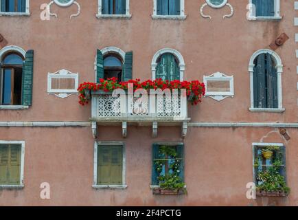 Marmorbalkon mit Blumen in Venedig Stockfoto